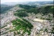 O espraiamento geográfico da Região Metropolitana de São Paulo a Sul sobre topografias progressivamente mais acidentadas. Aumento da área impermeabilizada, comprometimento de mananciais, multiplicação de áreas de risco e de processos erosivos...<br />Foto ARSantos 