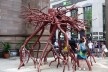 Escultura ao lado da Trinity Church, Down Town<br />foto José Barki 