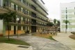 Fachada do Edifício Habitacional (Edifício de Apartamentos) Voltado para Áreas de Convívio Social (Bancos e Praça) no Interior do Conjunto<br />Foto Victoriano Pedrassa Neto 