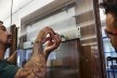 Cavaletes de vidro reconstruídos, fixação na moldura do quadro. Metro Arquitetos Associados