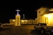 Monumento em homenagem ao Anhanguera, com ponte da Lapa e Casa de Cora Coralina atrás. Mais ao fundo, atual igreja do Rosário iluminada por noite nostálgica<br />Foto Carolina Fidalgo de Oliveira 