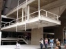Alargamento do passeio público sob o edifício concomitante ao recuo do térreo: “praça” de acesso? Nota-se as três linhas de apoios no térreo<br />Foto Nelson Kon 