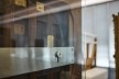 Cavaletes de vidro reconstruídos, detalhe do sistema de sustentação dos quadros. Metro Arquitetos Associados