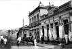 Figura 05 - Largo do Theatro. Década de 1910, loja de tecidos de imigrantes árabes, na rua Major Prado, uma das duas que compõem o eixo estrutural da cidade [Arquivo Ivan Claudio Domingues dos Santos]
