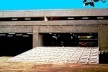 Figura 32 - Rodoviária de Jahu. Acesso lateral pela praça onde se insere o edifício. Uma rampa unifica os espaços interno e externo [Arquivo do autor]