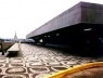 Figura 33 - Rodoviária de Jahu. As plataformas de embarque e desembarque para ônibus, a antiga gare da estação ferroviária [Arquivo do autor]