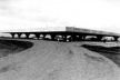 Figura 36 - Rodoviária de Jahu. Vista da parte alta da cidade, durante a construção, a grande cobertura [Arquivo Júlio Artigas]