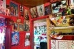 Interior de residência com rico repertório religioso e familiar<br />Foto Fabio Lima 