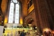 Área interna da Catedral de Liverpool, com loja e café<br />foto Ana Paula Spolon 