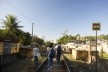 Caminhada pela linha férrea por parte do grupo de trabalho Urbanismomg, em trecho de travessia de pedestres<br />Foto Fábio Lima 