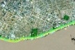 magem de vídeo promocional do Portal da Amazônia sugere o modelo desejado de "orla fluvial" para a cidade, em área de atual ocupação periférica, da pobreza urbana.  [O Liberal, 29 dez. 2006.]