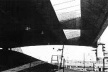 Pavilhão brasileiro e entorno [MONTANER, Josep Ma. Mendes da Rocha. Lisboa, Blau, 1996. p. 32]