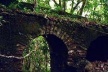 Ruinas del antiguo cafetal franco haitiano La Florida, detalle de arcada que sostiene el acueducto industrial, integración al entorno, alto valor arqueológico