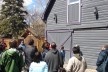 Diante do celeiro, os participantes atentos às explicações do guia. Tour por Misson, AB, Canadá<br />Foto Octavio Lacombe 