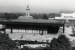 As cortinas da Neue Nationalgalerie, projetada por Mies como parte indissociável do edifício<br />Foto/photo Günther Metzner, 1968  [Landesarchiv Berlin]