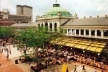 Figura 13 – Em Boston, entre o centro cívico e o waterfront, o conjunto histórico do Quincy Market e Faneuil Hall foi reciclado em centro comercial e gastronômico. Arquiteto Benjamin Thompson [In Process # 89, 1990]