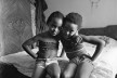 Duas irmãs abraçadas, São Paulo SP, 1975<br />Foto Cristiano Mascaro 