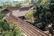 Vista de las cubiertas inclinadas de las extensas galerías de la Estación experimental para la repoblación forestal de la Sierra Maestra