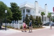 Fig. 11: Construção projetada para ser uma pousada, mantendo o padrão das residencias de Seaside. Pousada Inn By The Sea, de Vera Bradley. Observar as pessoas aproveitando o clima da estação de verão [Arquiteto A.. Macedo - arquivo, foto 03.07.2009]