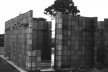Sequência de obra: colocação dos painéis sobre o radier [Acervo Joan Villà]