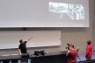 Sergio Araya apresenta uma imagem do biomaterial em desenvolvimento<br />foto Gabriela Celani 