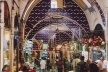 Uma das inúmeras ruas internas do Grand Bazaar, com mosaicos de azulejos no teto<br />Foto Lu Cury 