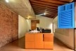 Ateliê, recomposição volume posterior: viga e laje de concreto aparente; telhado estrutura com madeira, cobertura de telha cerâmica e forro de placas de OSB<br />Foto Augusto Pessoa 