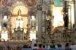 Interior da Igreja Matriz com fiéis e altar ao fundo<br />Foto/Photo Fabio Lima 