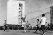 Quadra esportiva, um bom aproveitamento dos espaços entre-blocos
<br />Foto divulgação  [Acervo do Grupo de ex-moradores do Crusp]