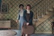 A protagonista, Elizabeth Harmon, chega em sua casa adotiva. Cena do filme <i>O Gambito da Rainha</i>, direção de Scott Frank<br />Foto divulgação  [Netflix]