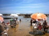 Clientes na água, praia do Farol de Itapuã<br />Foto do autor 