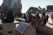 Totem com informações em Braille, maquete tátil e, ao fundo, a Torre de Belém, Lisboa<br />Foto Larissa Scarano, 2018 