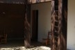 Biblioteca Infantil de Oaxaca, patio posterior (lavabos) y elementos metálicos que hacen las veces de columnas estructurales, lámparas de luz indirecta y recolectores de agua de lluvia, arquitecto Juan José Santibáñez García <br />Foto Humberto González Ortiz 