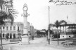 Vista parcial da praça Osório, em 1916, destacando a remodelação realizada na gestão de Candido de Abreu, com novo paisagismo, além de equipamentos e mobiliário importados da Europa (relógio, coreto e bancos) [Instituto Histórico e Geográfico do Paraná]