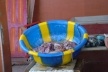 Bacia com pescado fresco<br />Foto Paula Janovitch 