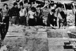 Estudantes de Taliesin ao redor da maquete de Broadacre City, ainda em construção, em 1932 [membres.lycos.fr/boscha/desurbanisme/broadacre.html]