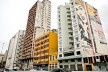 Conjunto de prédios na região central de São Paulo. Da esquerda para a direita, uma ocupação irregular objeto de retrofit através da SEHAB, um edifício enquadrado no tema deste artigo, um imóvel privado, um edifício habitacional plenamente ocupado<br />Foto Rafael Ianni 