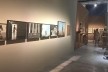 Vista do Pavilhão da Índia. Em destaque, a obra Of Bodies, Armor and Cages, de Shakuntala Kulkarni. Ao fundo, os posters Haripura, de Nandalal Bose<br />Foto Mariana Hartenthal 
