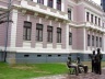 Secretaria de Estado da Educação. Vista lateral. Em primeiro plano monumento "Encontro Marcado" com esculturas de Fernando Sabino, Otto Lara Resende, Paulo Mendes Campos e Hélio Pellegrino<br />Foto Benedito Tadeu de Oliveira 