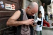 Iatã Canabrava fotografando na rua<br />Foto Talita Virginia 