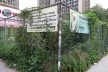 Vista parcial do LaGuardia Corner Gardens, com os cartazes contra o futuro desenvolvimento que irá eliminar o jardim. <br />Foto Cecilia Herzog 