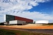 Câmara Legislativa do Distrito Federal, vista a partir da esquina com muro diagonal dividindo as duas praças, Brasília DF, 1989-2007. Projeto Paulista de Arquitetura<br />Foto Nelson Kon 