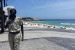 Estátua em homenagem ao compositor Tom Jobim no Arpoador, Rio de Janeiro RJ<br />Foto VinnyWiki, 8 dez. 2016  [Wikimedia Commons]