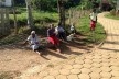 Gente da comunidade em passeio na área central da comunidade<br />Foto Fabio Lima 