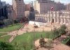 Praça da Constituição na frente do palácio de La Moneda, Santiago de Chile, 1985. Arqs. Undurraga & Deves<br />Foto Segre 