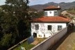 Terreno plano conformado por muros de arrimo abrigando casarão e quintal com varal de roupas<br />Foto Abilio Guerra 