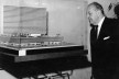 Mies van der Rohe observando a maquete do Conjunto Nacional de autoria de José Zanini Caldas<br />Foto divulgação  [BRASIL, Luciana. David Libeskind, Romano Guerra/Edusp]