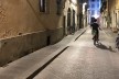 Trecho da Rota Acessível de Florença, calçada alargada e nivelada com rebaixo para travessia<br />Foto Larissa Scarano, 2018 