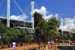 Figura 7 – O novo centro de exposições em Darling Harbor, área recuperada do porto de Sidney, Australia. Arquiteto Philip Cox [In The Architectural Review # 1106, abril 1989]
