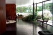 Interior, vista do estar para o jantar e escada de acesso ao pavimento inferior [do autor]